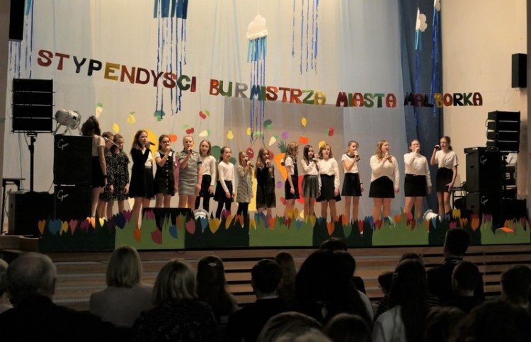 Uczniowie malborskich szkół podstawowych stypendia mają już w kieszeni.