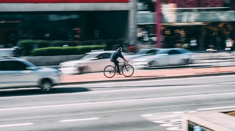 Pijany rowerzysta uszkodził samochód i uciekł z miejsca zdarzenia.&#8230;