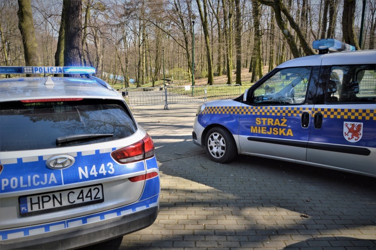 Kolejne mandaty za nieprzestrzeganie obowiązujących obostrzeń.