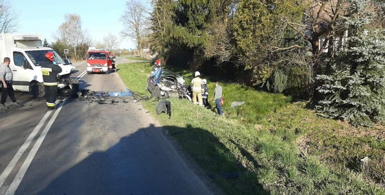 Jedna osoba trafiła do szpitala po zderzeniu osobówki i auta dostawczego.