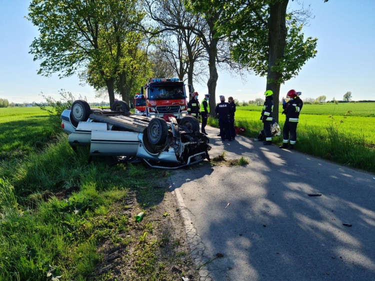 Malbork. W wyniku dachowania dwie osoby trafiły do szpitala.