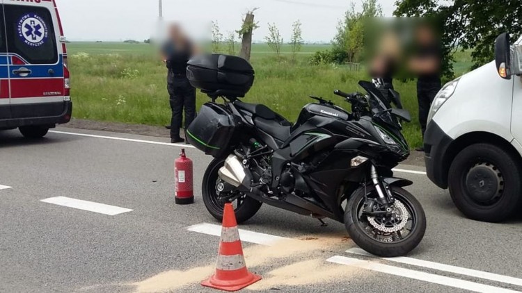 DK22. Jedna osoba trafiła do szpitala po zderzeniu motocykla z autem.&#8230;