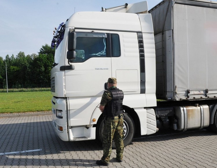 Chciał wyjechać z Polski skradzioną ciężarówką.