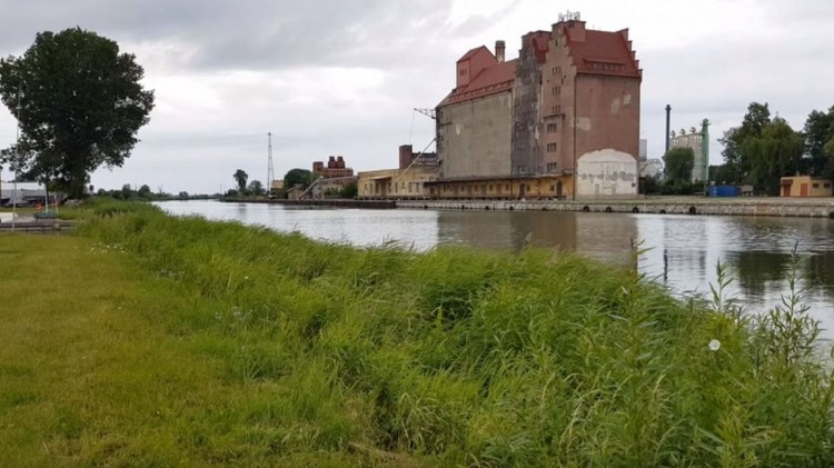 Elbląg. Mężczyzna wpadł do rzeki. Nie pamięta okoliczności zdarzenia.