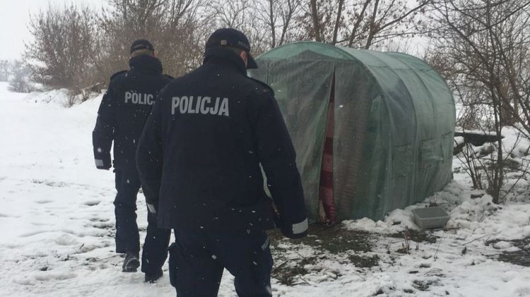 Malbork. Policja apeluje - nie bądźmy obojętni na los bezdomnych.