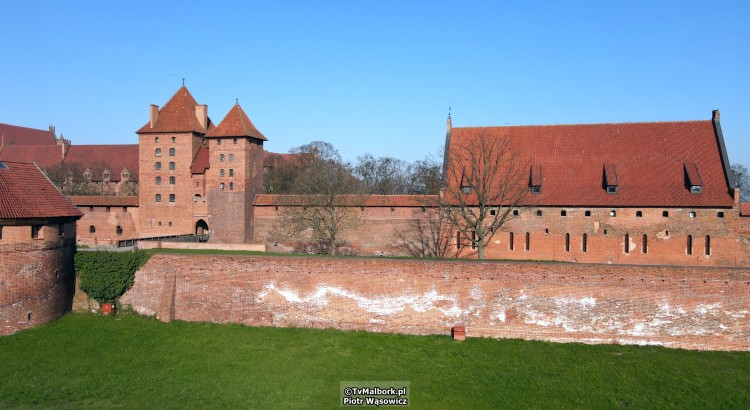 Co dzieje się z murami przy zamku krzyżackim w Malborku? Zobacz nagranie&#8230;