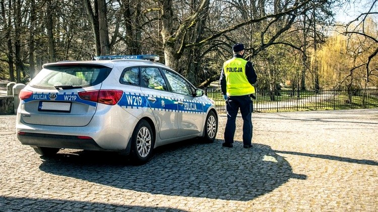 Malbork. Prawie 100 policjantów na ulicach powiatu podczas długiego&#8230;