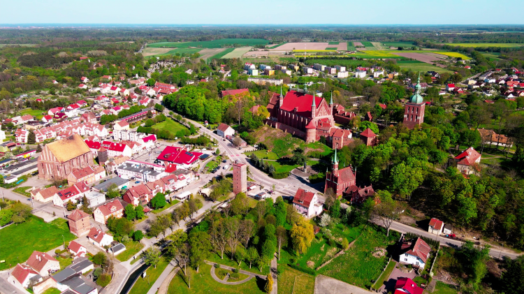 120 metrów nad Fromborkiem. Zobacz Wzgórze Katedralne z drona. 