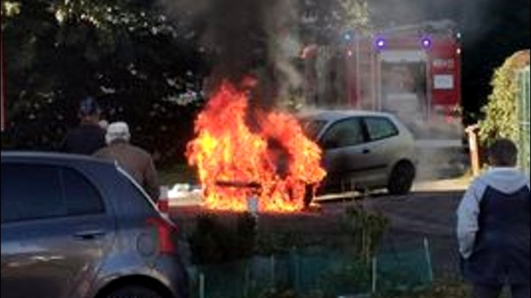 Nowy Dwór Gdański. Pożar samochodu na osiedlowym parkingu.