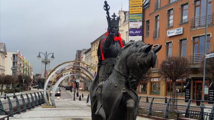 AKTUALIZACJA. Malbork. Zobacz, kto ukradł czapkę świętego Mikołaja&#8230;