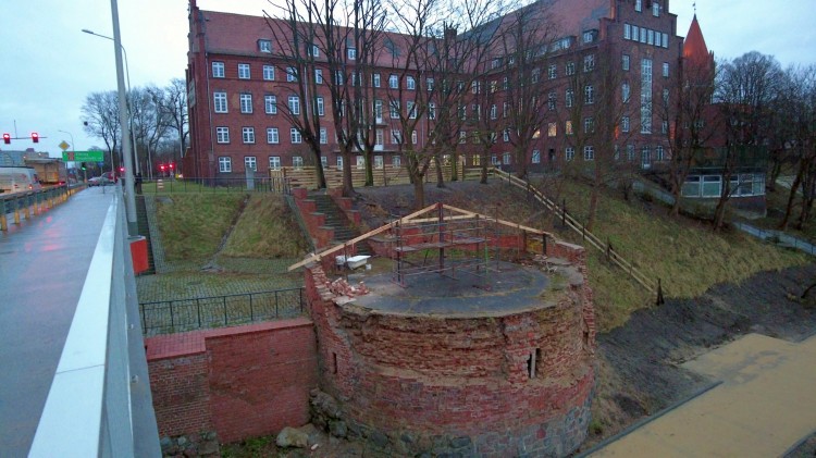 Malbork. Baszta nad Nogatem będzie z tymczasowym zadaszeniem. Rozpoczęły…