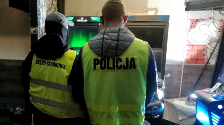 Malbork. Policjanci zabezpieczyli 7 nielegalnych automatów do gier hazardowych.&#8230;