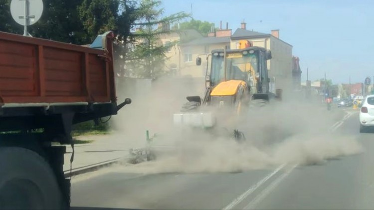 Malbork. Sprzątali ulicę, aż się kurzyło – czy tak powinno to wyglądać?