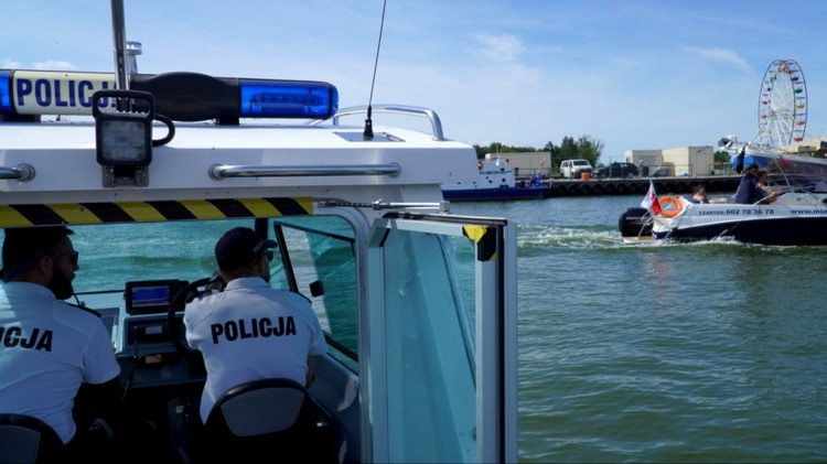 Zalew Wiślany. Patrole wodne dbają o bezpieczeństwo wypoczywających.