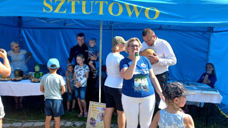 Sztutowo. Bezpieczne wakacje nad wodą – policjanci na festynie.