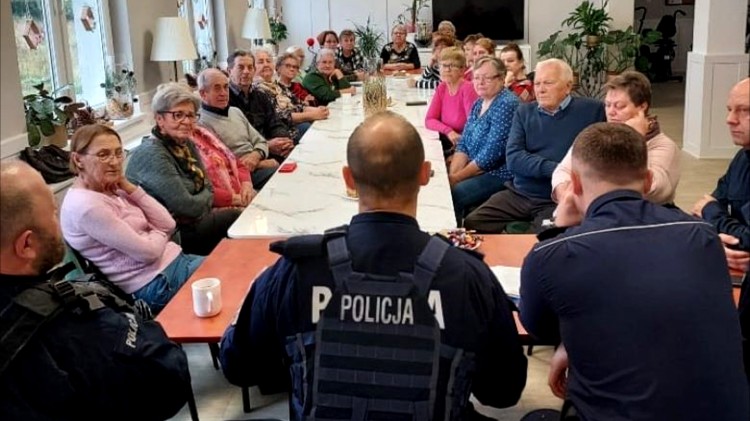 Mikołajki Pomorskie. Policyjna debata z seniorami.