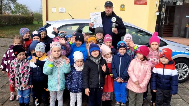 Powiat sztumski. Policjant rozmawiał o bezpieczeństwie z przedszkolakami&#8230;