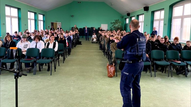 Dzierzgoń. Policjanci i kurator rozmawiali z młodzieżą o odpowiedzialności&#8230;