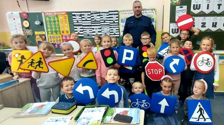 Stare Pole. Uczę się bezpieczeństwa – spotkanie policjanta z pierwszoklasistami.