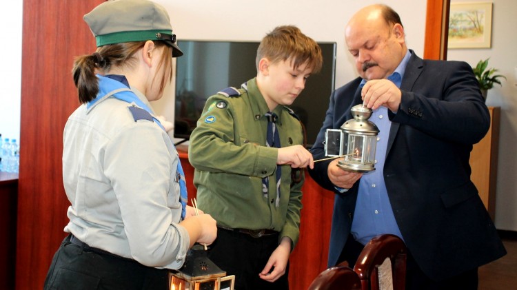 Sztum. Betlejemskie Światło Pokoju dotarło do Starostwa.