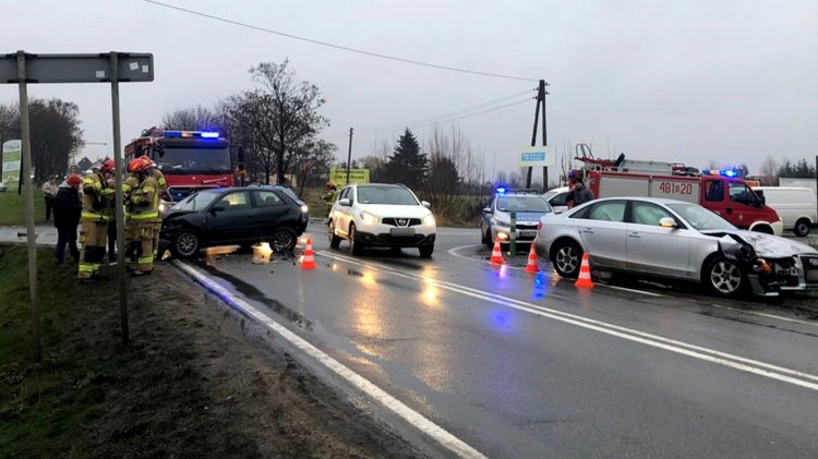 DK55. Kolizja trzech aut na ul. Głowackiego w Malborku.