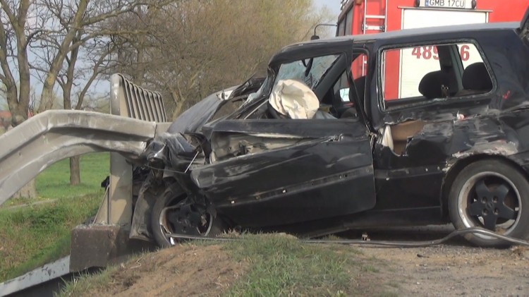 DWIE OSOBY POSZKODOWANE W WYPADKU W CISACH. WEEKENDOWY RAPORT SŁUŻB&#8230;