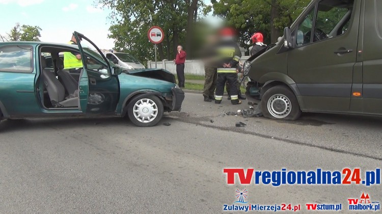MALBORK: CORSA UDERZYŁA W WOJSKOWĄ KARETKĘ. DROGA BYŁA ZABLOKOWANA&#8230;