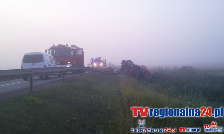 DWOREK: DWA TIR-Y ZDERZYŁY SIĘ NA S7. JEDNA OSOBA POSZKODOWANA - 12.08.2015