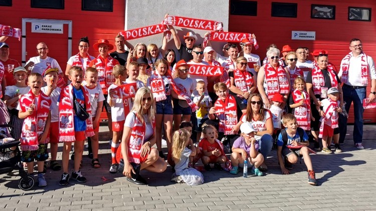 Miłoradz. Piknik kibica – mieszkańcy wspólnie przygotowywali się do meczu Polska-Słowacja.