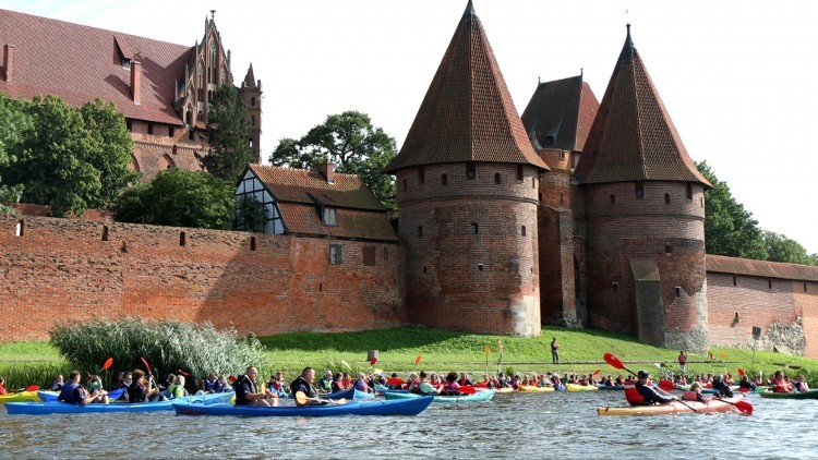 Malbork. Miasto z perspektywy kajaku - spływ kajakowy rzeką Nogat.