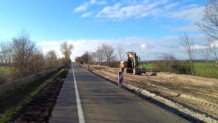DK22. Trwają prace na rozbudowywanym odcinku między Knybawą a Gnojewem. Zobacz materiał wideo.
