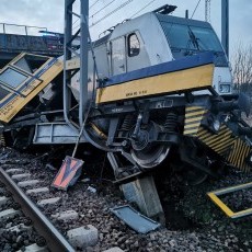 Dwie osoby zginęły wskutek zderzenia lokomotywy z drezyną w Szymankowie.