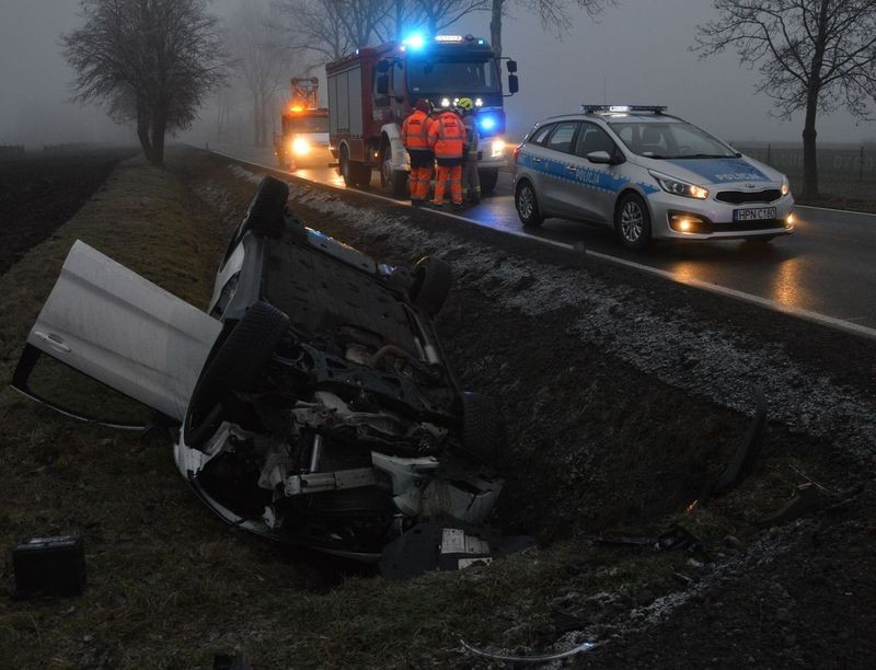 DK55. Dachowanie w Sylwestra. Kobieta trafiła do szpitala.