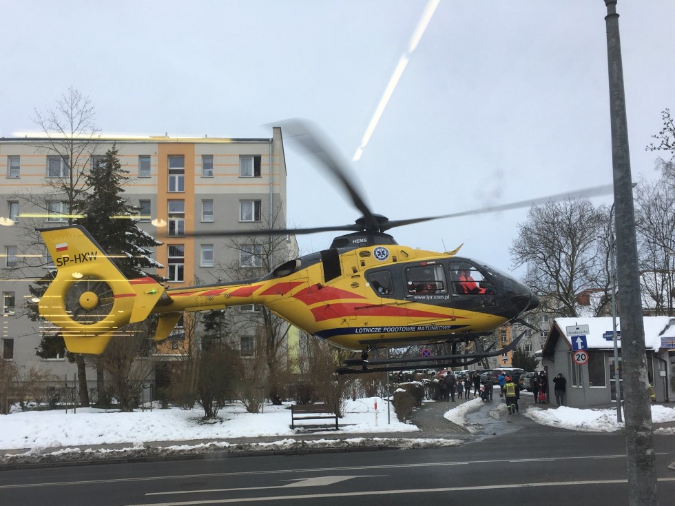 Sztum. Aby zabrać pacjenta, LPR wylądował na ulicy w centrum miasta.