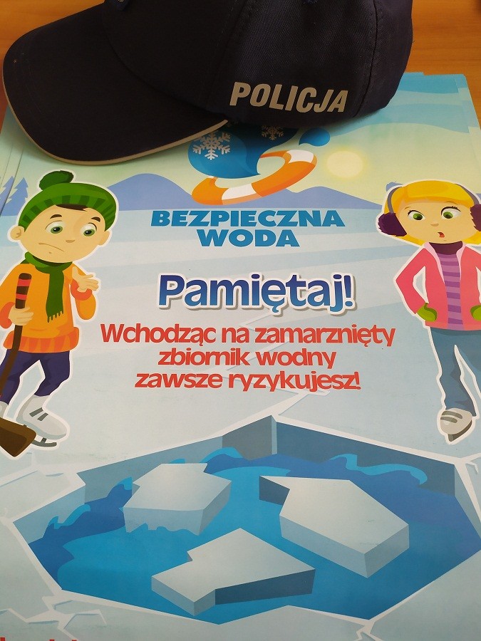Zima nie odpuszcza. Uważajmy na zamarzniętych zbiornikach wodnych.
