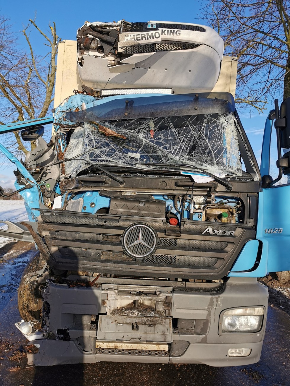 Malbork. Za duża prędkość przyczyną zderzenia ciężarówki z drzewem.