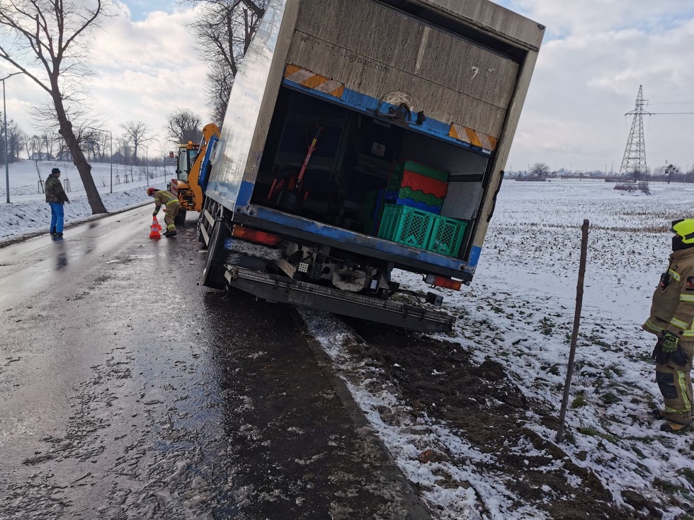 Malbork. Za duża prędkość przyczyną zderzenia ciężarówki z drzewem.