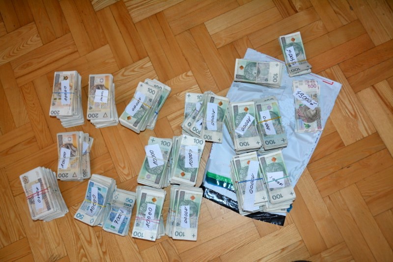 Worki z pieniędzmi. Straty Skarbu Państwa na ponad 20 mln zł.