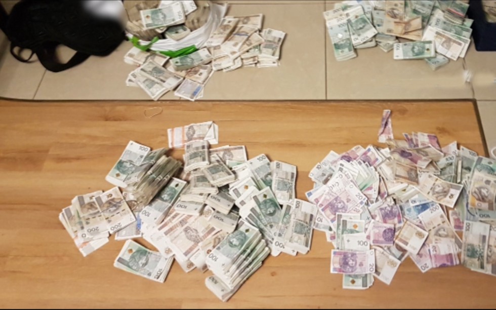 Worki z pieniędzmi. Straty Skarbu Państwa na ponad 20 mln zł.