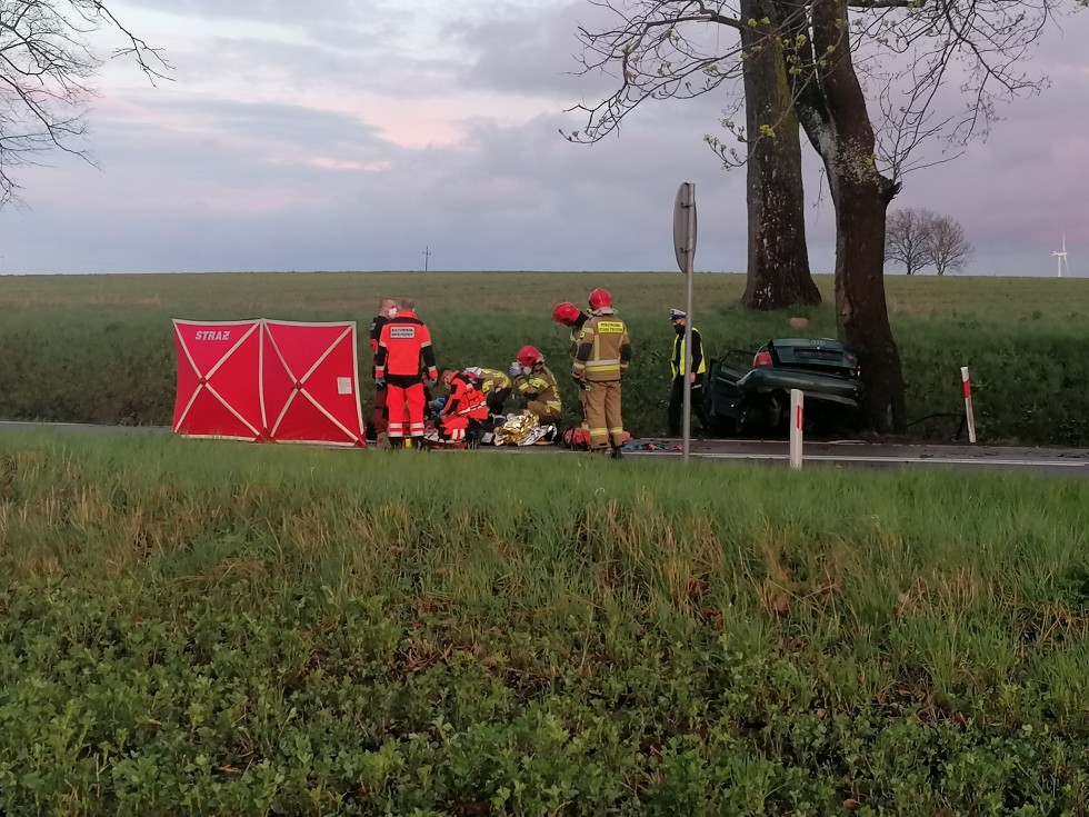 Nastoletni kierowca zabrany LPR po zderzeniu z drzewem – raport sztumskich służb mundurowych.