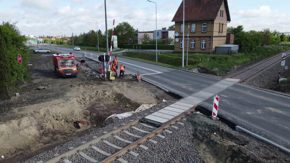 Nowa Wieś Malborska. Drogowcy budują brakującą ścieżkę pieszo-rowerową. Czy to już koniec modernizacji linii kolejowej 207?