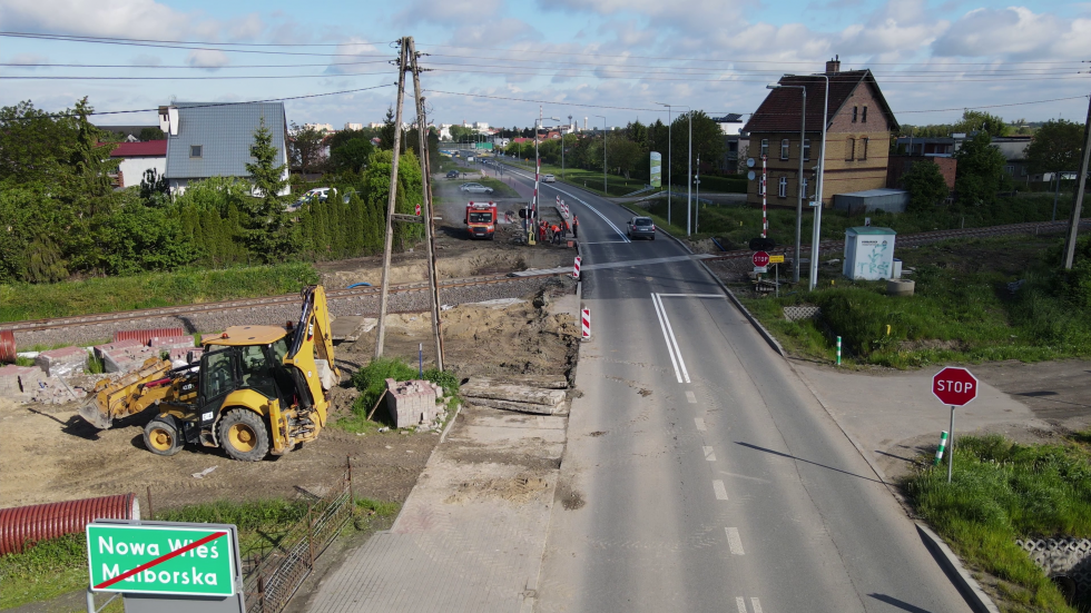 Nowa Wieś Malborska. Drogowcy budują brakującą ścieżkę pieszo-rowerową. Czy to już koniec modernizacji linii kolejowej 207?