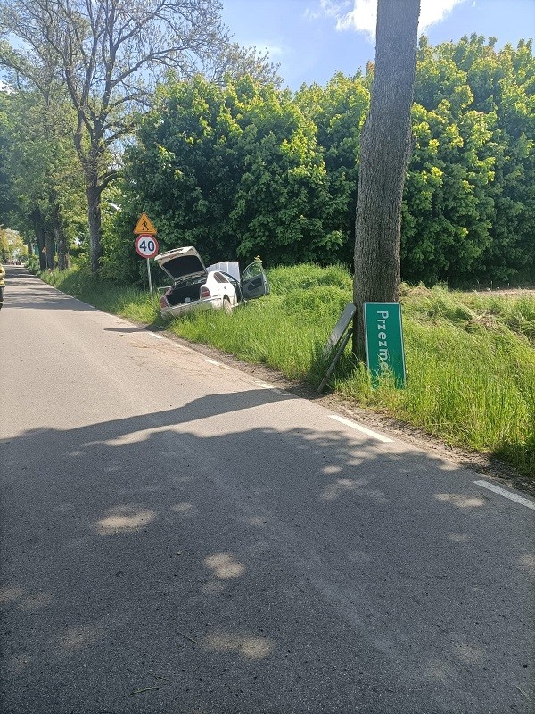 W wyniku dachowania kierowca trafił do szpitala - raport sztumskich służb mundurowych.