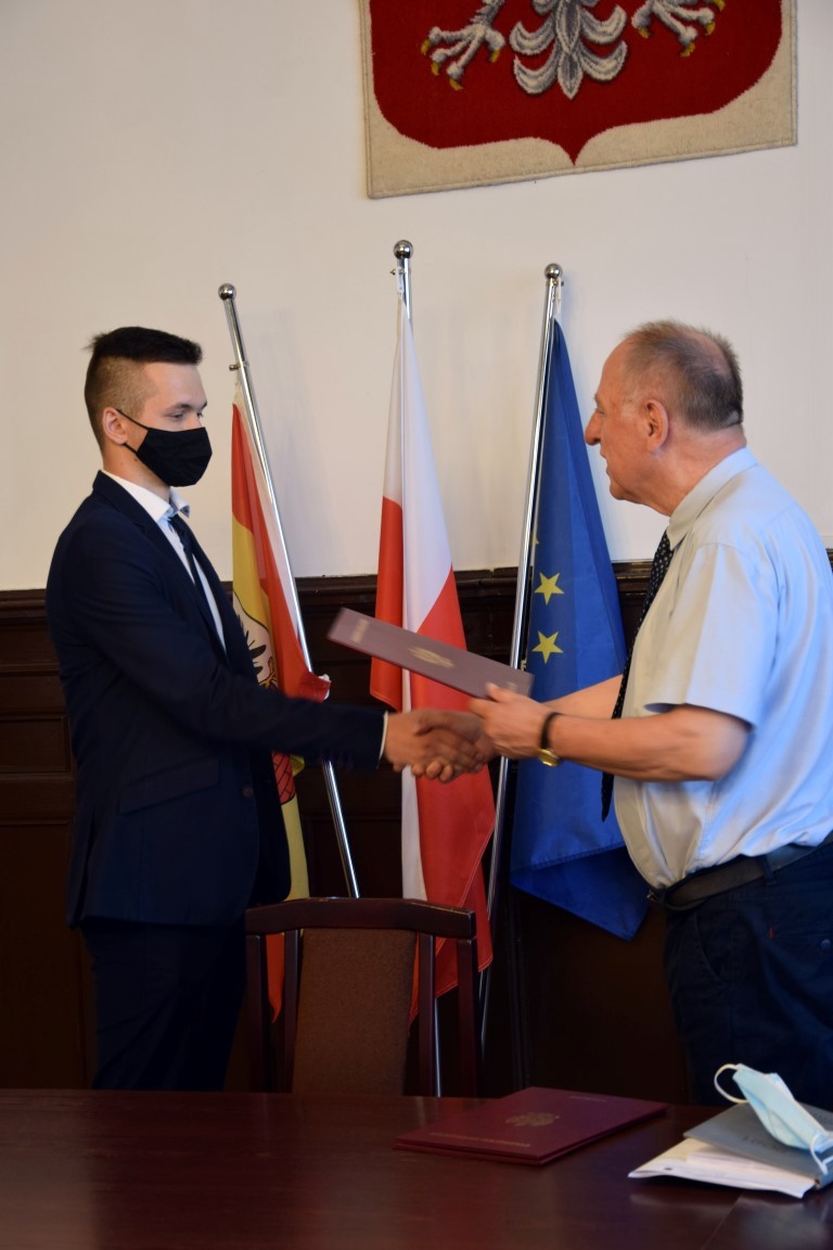 Malbork. Nagrody Starosty dla najlepszych abiturientów szkół ponadpodstawowych.