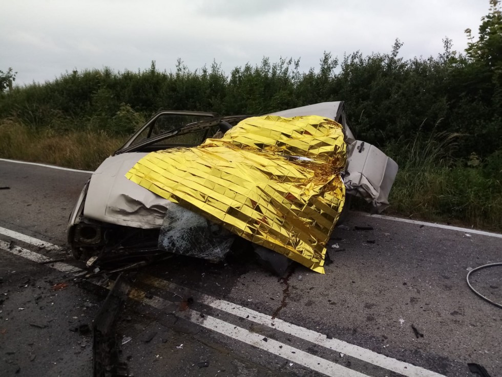 DW519. Po zderzeniu osobówki z ciężarówką śmierć poniósł jeden z kierowców.