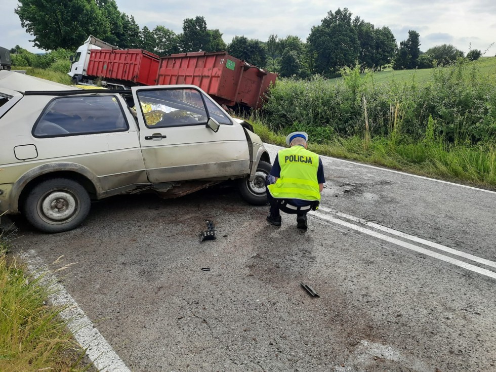 DW519. Po zderzeniu osobówki z ciężarówką śmierć poniósł jeden z kierowców.