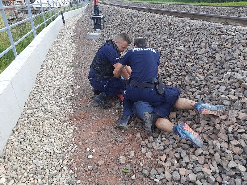 Sztum. Rozbił szyby na dworcu i zaatakował policjantów.
