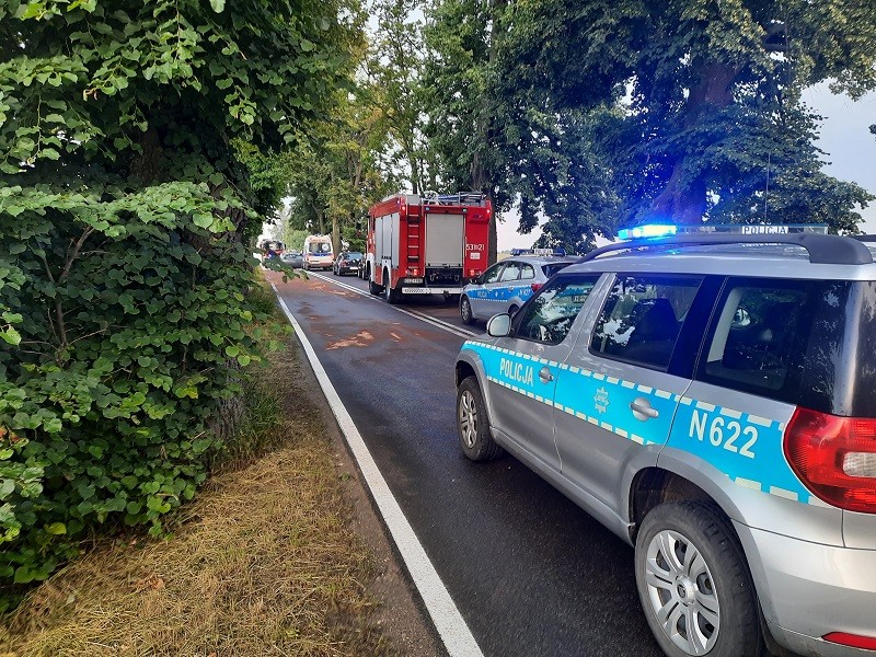 Uderzył w przydrożne drzewo. Ranne dziecko przetransportowano LPR-em do szpitala - raport sztumskich służb mundurowych.