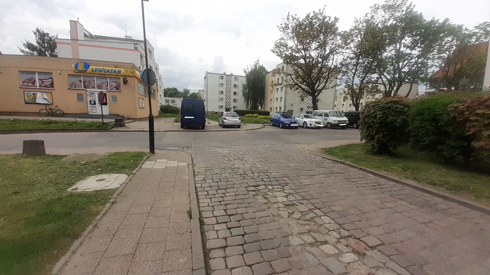 Mistrz (nie tylko) parkowania na Starym Mieście w Malborku.  Czy ktoś w tym mieście może wreszcie uporządkować tę sytuację – pyta mieszkaniec.