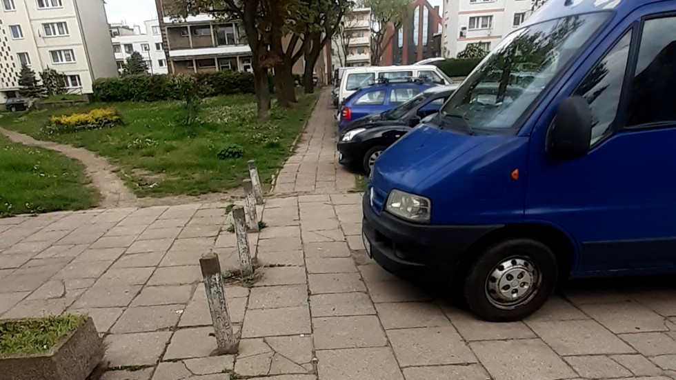Mistrz (nie tylko) parkowania na Starym Mieście w Malborku.  Czy ktoś w tym mieście może wreszcie uporządkować tę sytuację – pyta mieszkaniec.